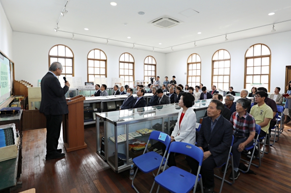 창영초등학교 개교년도 확정자료 배포 행사