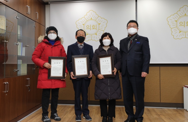 동구의회, 우수 새마을지도자 표창장 수여