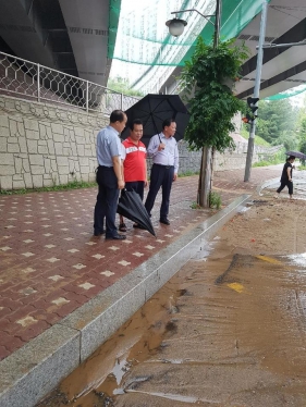 누리아파트 옆 우수관 보수 작업